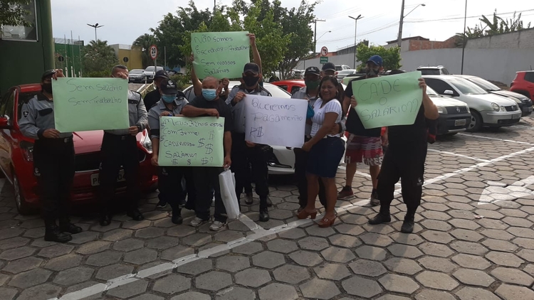 Manifestantes com cartazes nas mãos - Foto: Divulgação