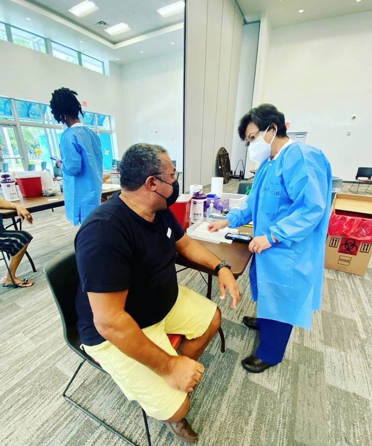 Mauro Machado sendo vacinado - Foto: Reprodução Instagram