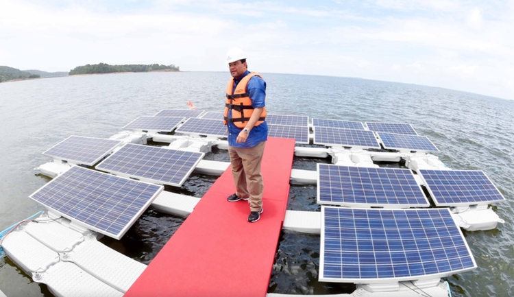 Eduardo Braga quando era ministro de Minas e Energia, mostrando experimento com placas fotovoltaicas flutuantes no lago da hidrelétrica de Balbina, no Amazonas  - Foto: Divulgação