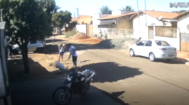 Vídeo Homem Atira Na Cabeça De Vizinho Que Fazia Favor De Limpar Calçada 