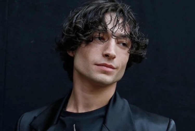 Ezra Miller, astro de ‘The Flash’ - Foto: Reprodução/Twitter