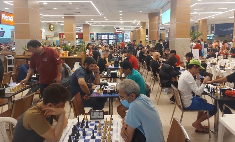 Iniciantes e mestres se enfrentam no campeonato internacional de xadrez em  Manaus - Portal Em Tempo