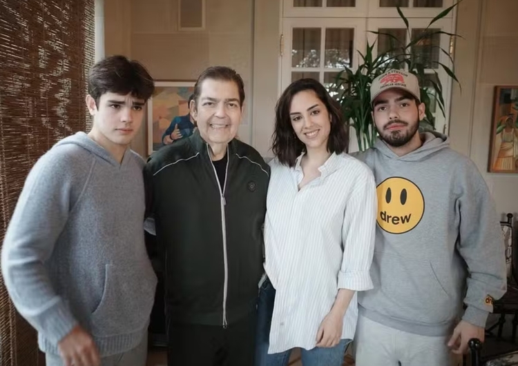 Faustão ao lado dos filhos, Rodrigo, Laura e João Guilherme Silva. Foto: Reprodução/Instagram  