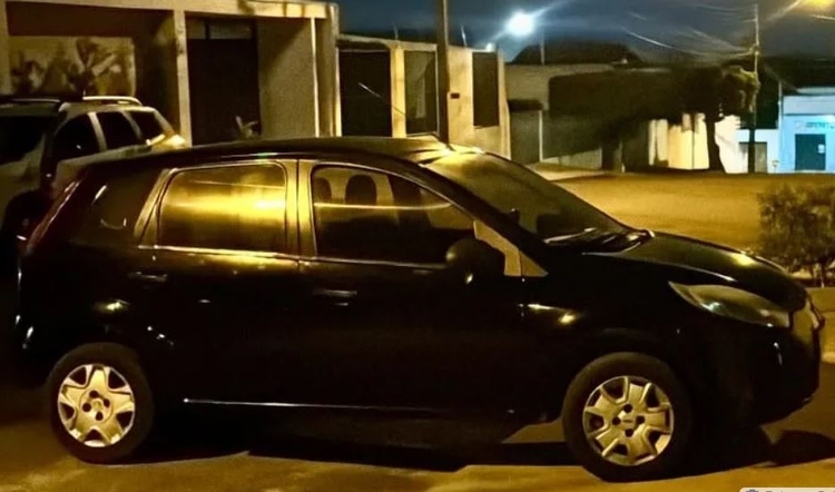 Carro foi deixado na frente da casa da vítima - Foto: Divulgação PM