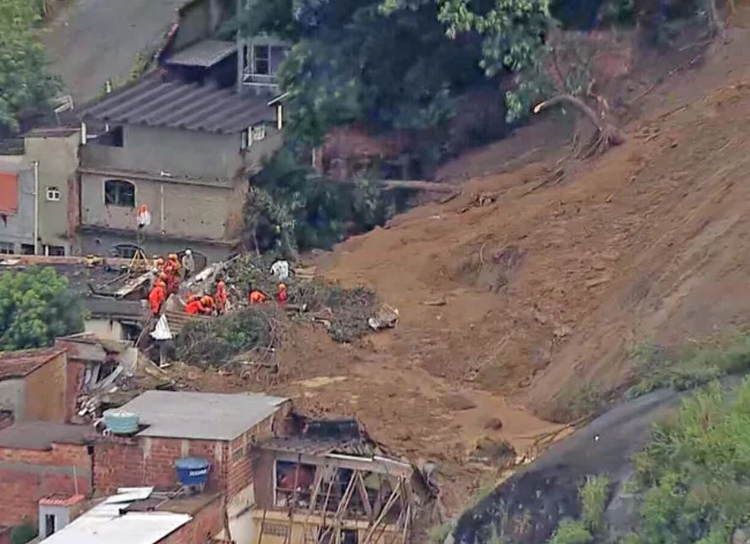 Mulher E Família Desaparecem Após Barranco Desmoronar E Engolir Casas