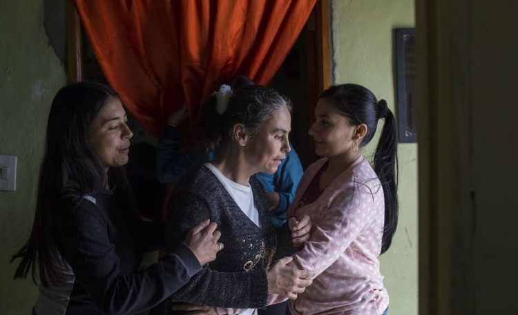 Leidy (esquerda) é gerontologista e filha de Yamile (centro), que sofre de Alzheimer aos 46 anos / Foto David Estrada Larraneñeta