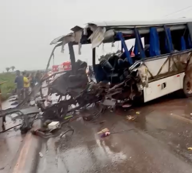 MG: acidente entre caminhão e micro-ônibus mata 14 pessoas