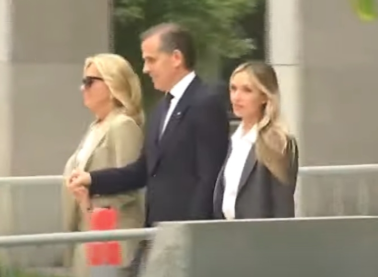 Após ser condenado, filho de Joe Biden deixa tribunal de mãos dadas com a mãe - Foto: Reprodução/Youtube CBS News