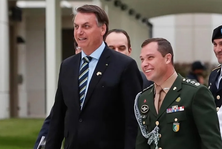 O ex-presidente Jair Bolsonaro e seu ajudante de ordens, Mauro Cid — Foto: /Alan Santos / PR