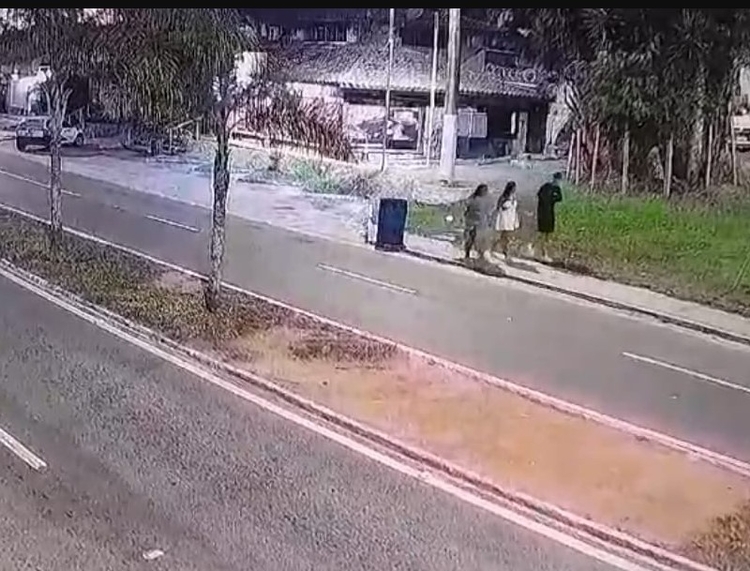 Imagens de câmeras mostram jovem caminhando com amigos antes de ser atropelada / Foto: Reprodução de vídeo