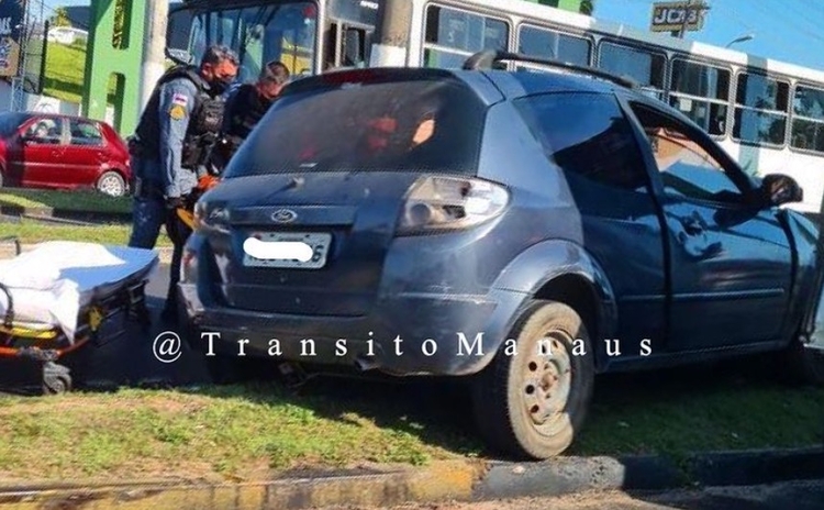 Carro subiu o canteiro central da avenida. Foto: Divulgação