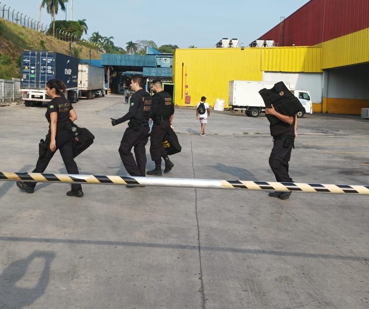 Policiais federais cumpriram mandado no Supermercado Nova Era em Manaus - Foto: Jander Robson / Portal do Holanda