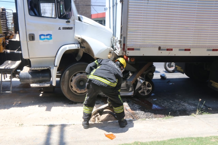 Carro foi destroçado - Foto: Jander Robson/Portal do Holanda