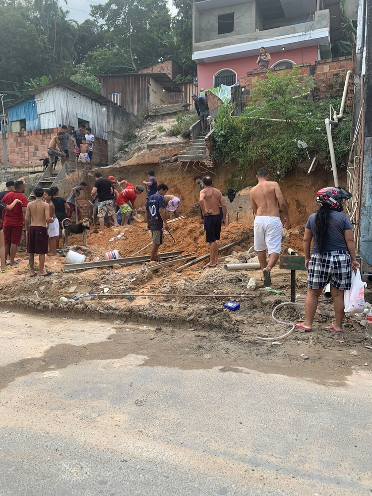Vizinhos cavam para retirar vítima soterrada / Foto: Divulgação