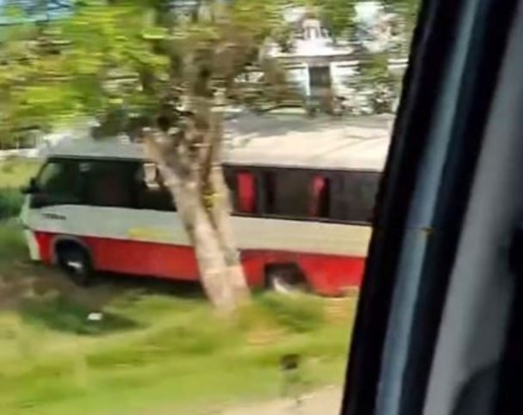 Micro-ônibus que transportava crianças para a escola sai da pista