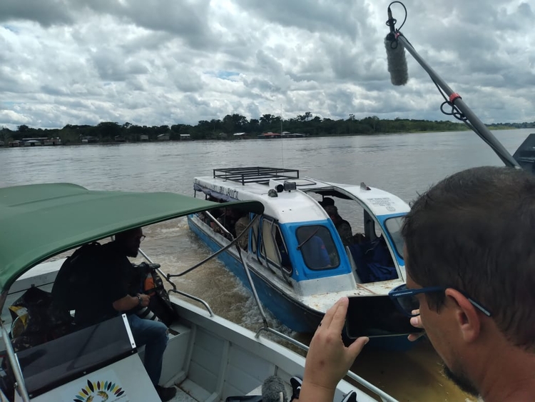 Amarildo é levado do rio em uma lancha - Foto: Divulgação