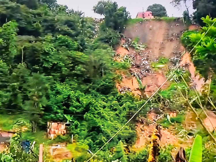 Buscas por sobreviventes seguem após deslizamento de barranco em Manaus