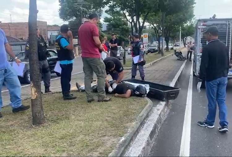 Homem morre ao chocar-se de moto contra árvore no Silveira