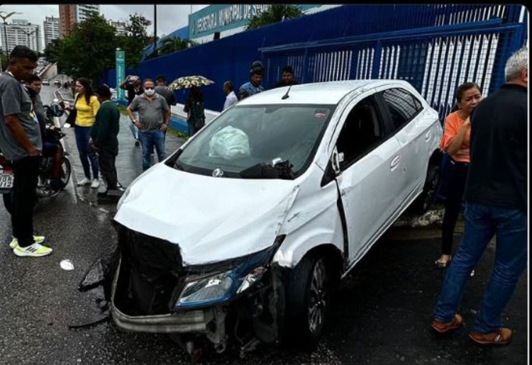 Carro Derruba Poste E Deixa Trânsito Caótico Em Manaus