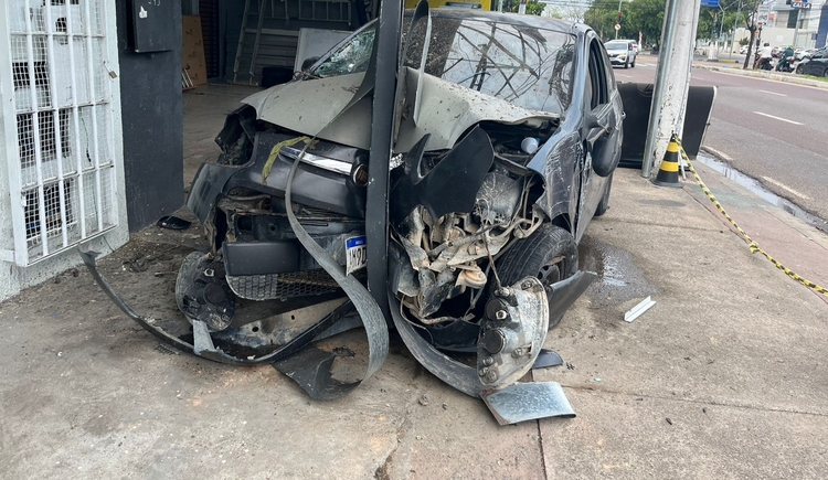 Carro ficou destruído - Foto: Jander Robson/ Portal do Holanda