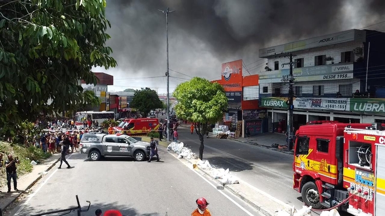 Incêndio atingiu cerca de 12 estabelecimentos - Foto: Jander Robson/ Portal do Holanda