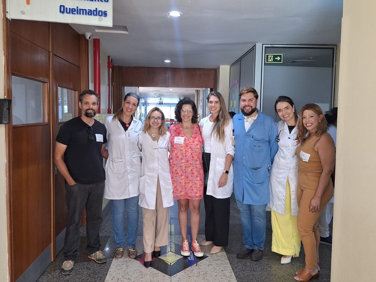 Foto: Arquivo Pessoal  / Desirée Lima de Almeida com equipe médica que realizou seu tratamento