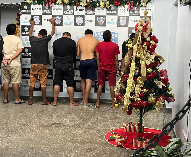 Grupo é preso durante incursão da PM na comunidade Santa Inês - Foto: Jander Robson