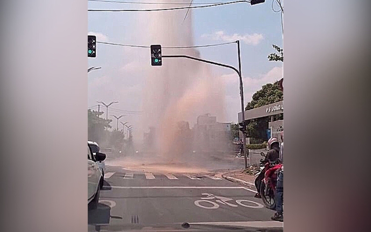 Cano estourado em frente ao HPS João Lúcio. -Foto: Reprodução Instagram