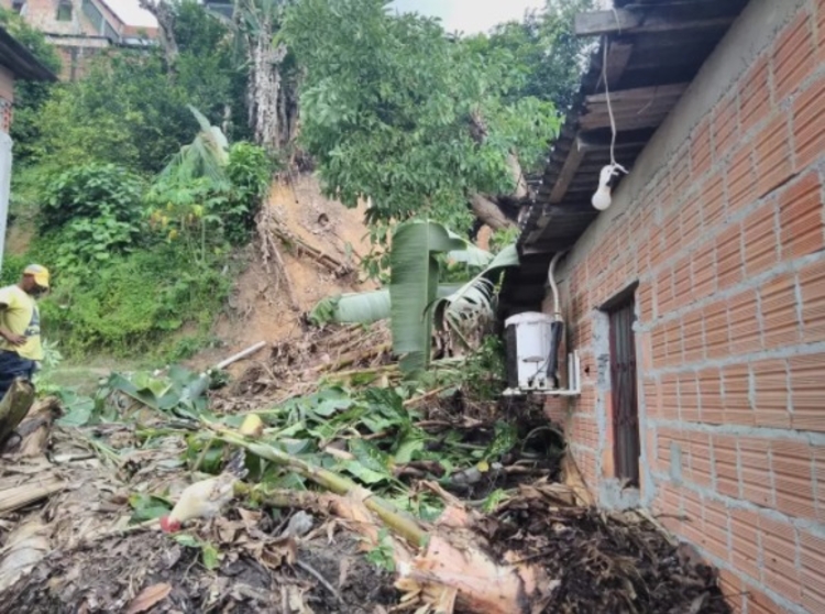 Chuva Causou Desabamento De Casas E Deslizamento De Terra Em Manaus 