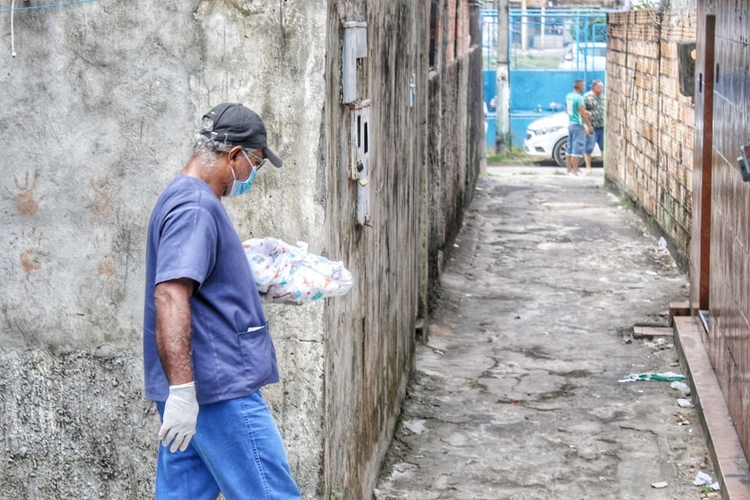 Bebê morre sufocado após dormir na cama entre os pais - Mundo