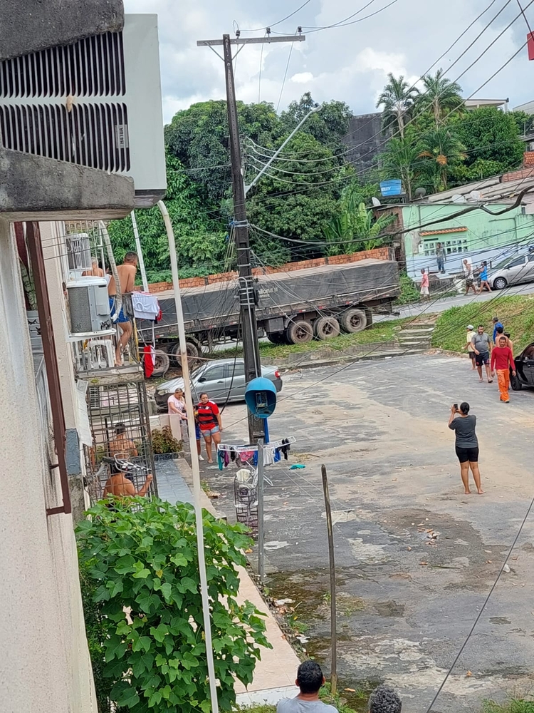 Caminhão Invade Casa Em Condomínio Em Manaus 8749