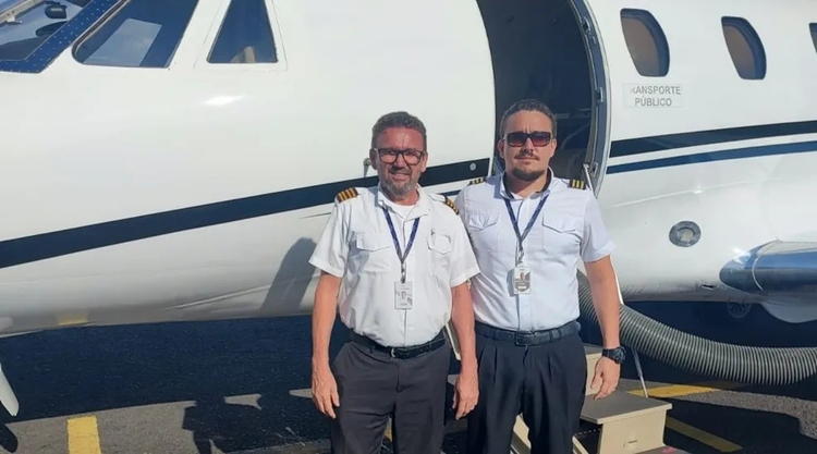 Copiloto vítima de acidente aéreo ao lado do pai. — Foto: Arquivo pessoal