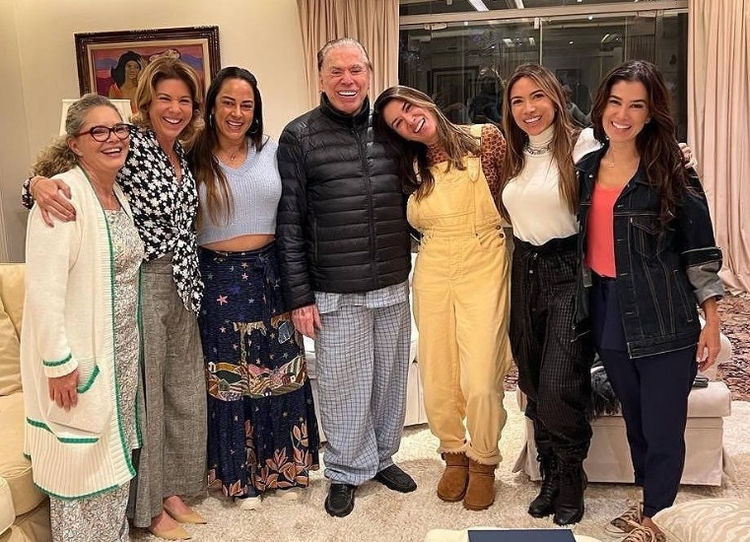 Silvio com as 6 filhas - Foto: Reprodução/Instagram