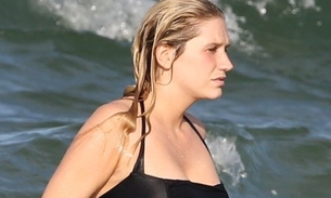 Antes de show, Ke$ha curte praia brasileira com namorado