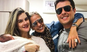 Adriane Galisteu visita Mirella Santos na maternidade