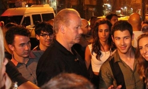 Trio americano Jonas Brothers causa tumulto em bar carioca