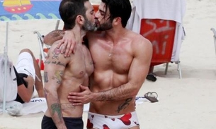 Estilista Marc Jacobs e namorado brasileiro beijam muito na praia