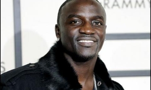 Akon é processado por machucar fã durante show