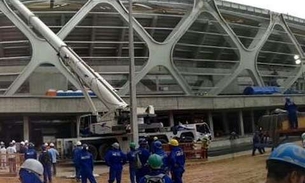 Guindaste tomba sobre cobertura da Arena Amazônia