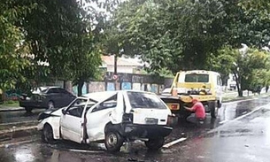 Carro bate, arranca árvore e capota na avenida Umberto Calderaro