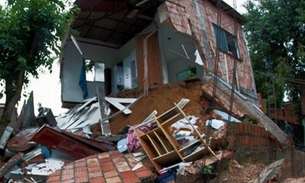 Casa desaba com 13 pessoas em Manaus