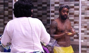 BBB 15: Douglas toma banho peladão e mostra atributos