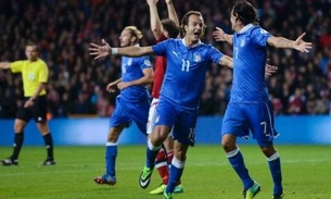 Melo chuta para o gol ao entregar estádio