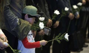 Mergulhador se emociona ao encontrar duas crianças amarradas pelo colete