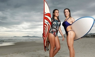 Joana Machado posa em dia de surfe com a filha