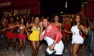 Queen Latifah esbanja simpatia em ensaio de rua de escola de samba