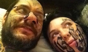 Momento de amor: Homem tatua seu nome no rosto da amada 24h após se conhecerem 