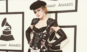 Ousada, Madonna levanta saia e deixa bumbum à mostra no Grammy