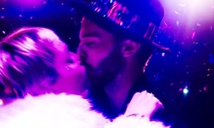 Miley Cyrus comemora ano novo beijando muito novo namorado