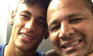  Neymar se declara para pai e filho 'Meu super-herói'